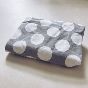 Crate&Kids (Land of Nod) New School Fitted Crib Sheet - Grey Dot
